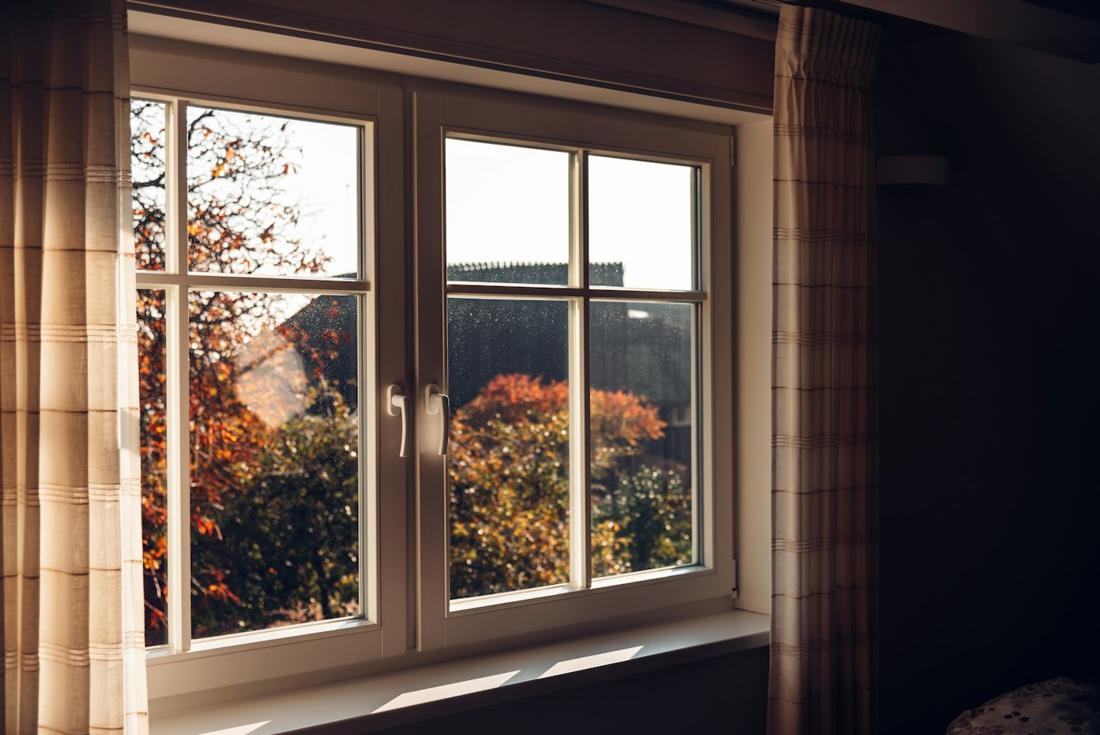 Fenêtre à double vitrage vue de l'intérieur